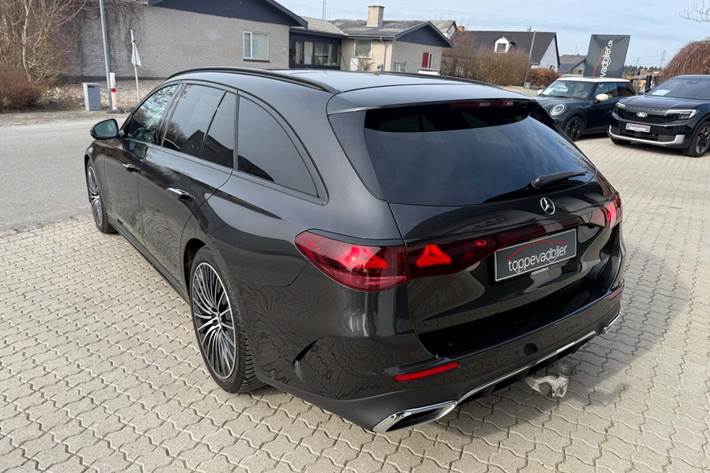 Grå Mercedes E220 d fra 2024