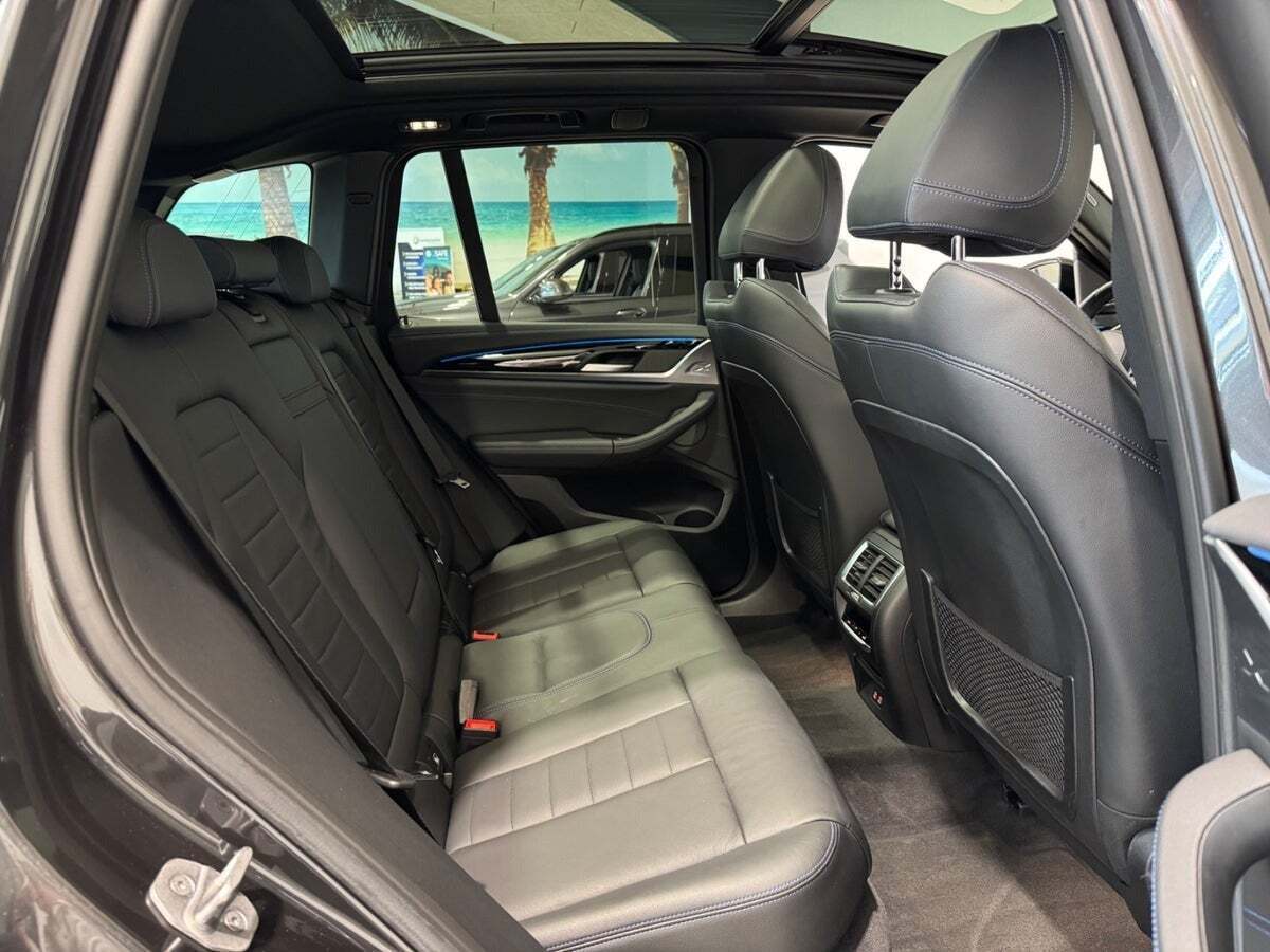 Grå BMW iX3 fra 2022