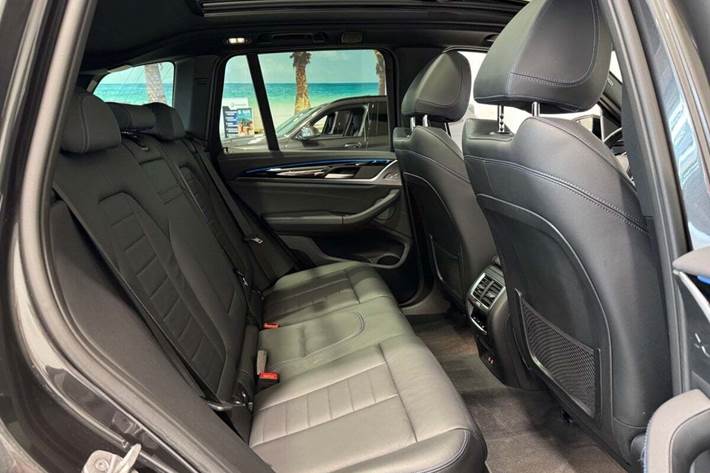 Grå BMW iX3 fra 2022