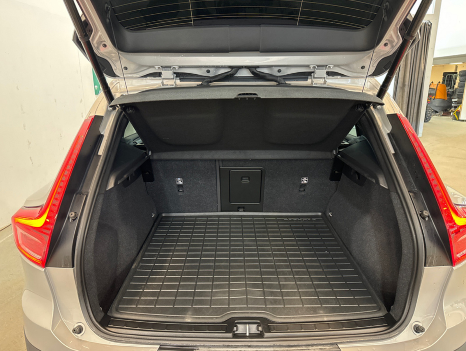 Sølv Volvo XC40 fra 2023