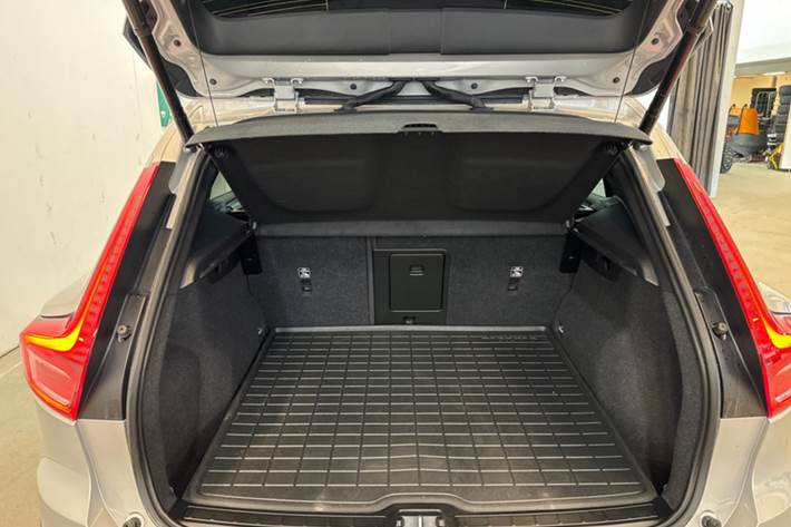 Sølv Volvo XC40 fra 2023