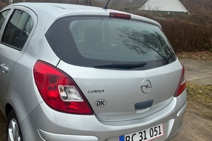 Sølv Opel Corsa fra 2009