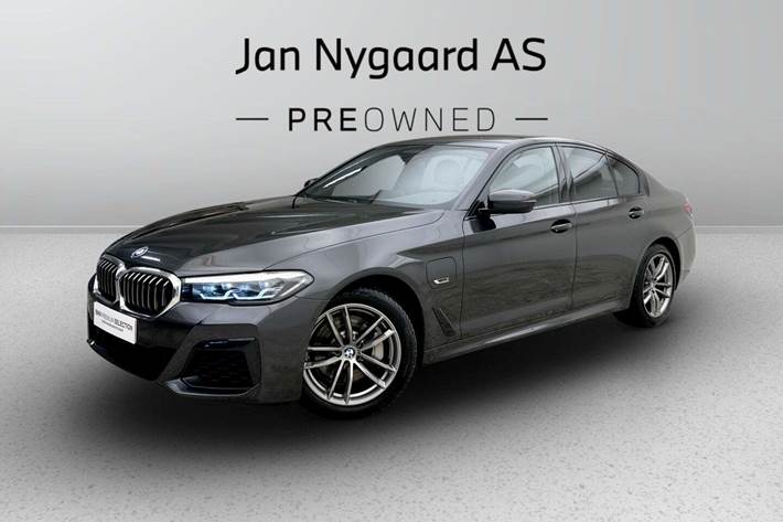 Grå BMW 530e fra 2022