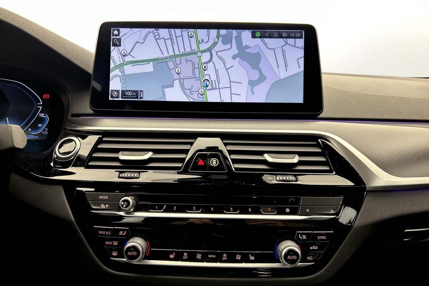 Grå BMW 530e fra 2022