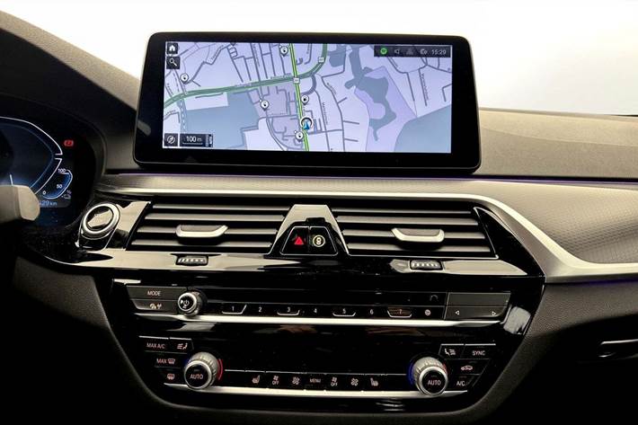 Grå BMW 530e fra 2022