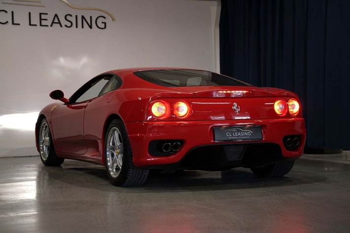 Rød Ferrari 360 fra 2001