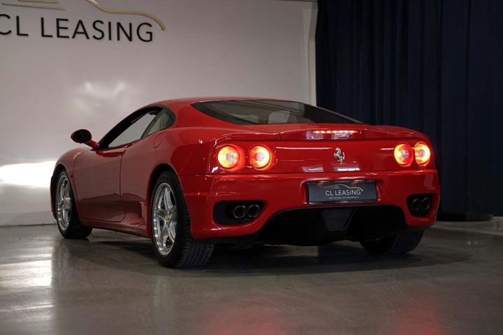 Rød Ferrari 360 fra 2001