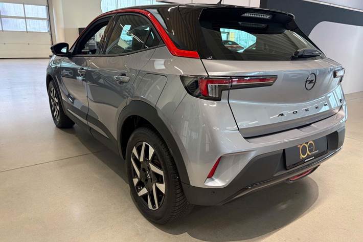 Grå Opel Mokka-e fra 2023