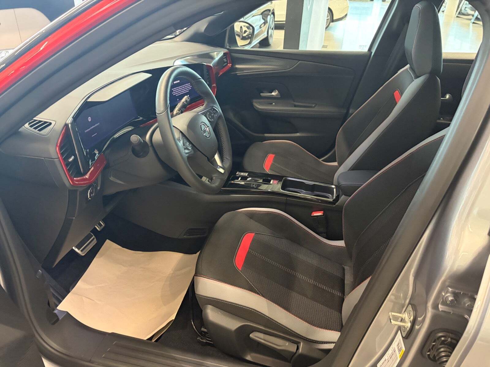 Grå Opel Mokka-e fra 2023