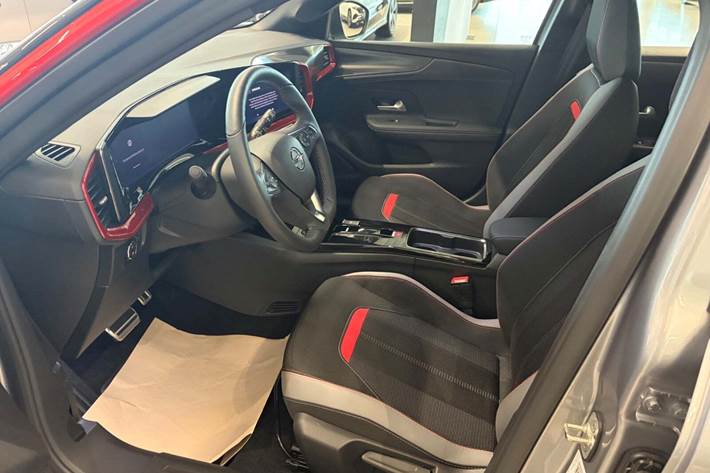 Grå Opel Mokka-e fra 2023