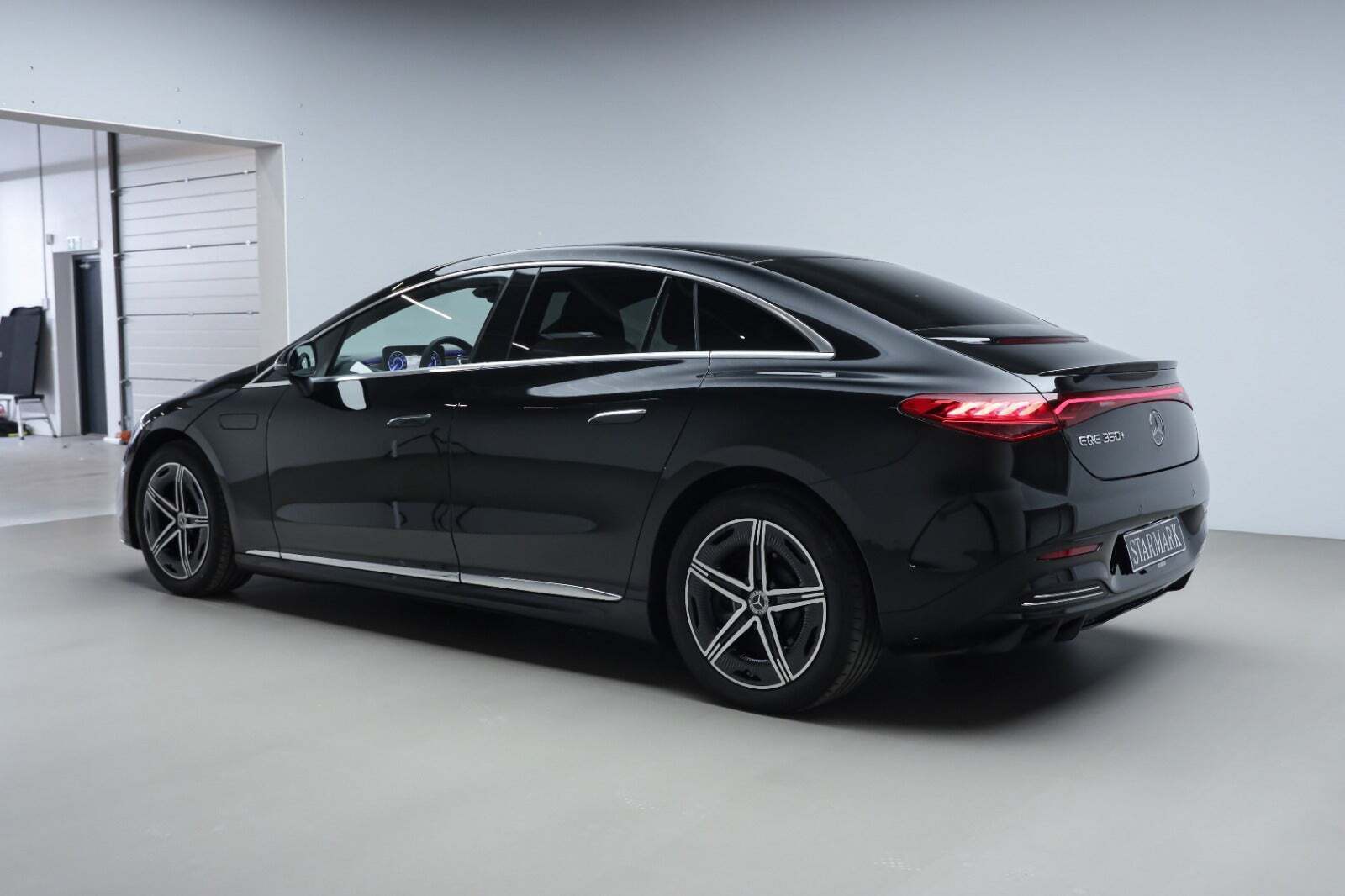 Sort Mercedes EQE350+ fra 2025