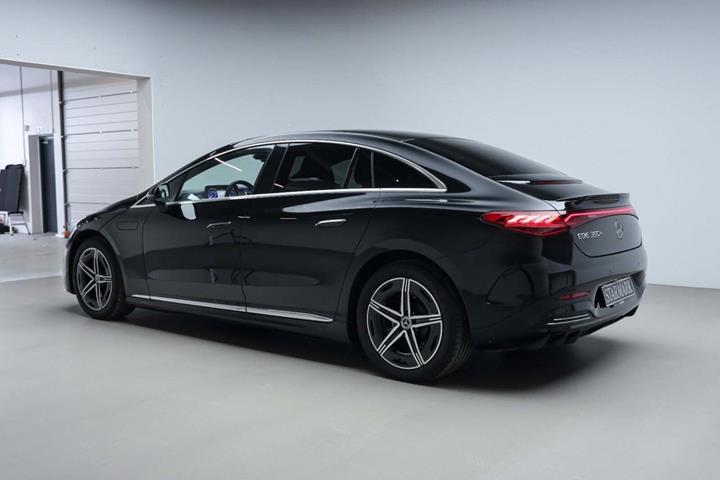Sort Mercedes EQE350+ fra 2025