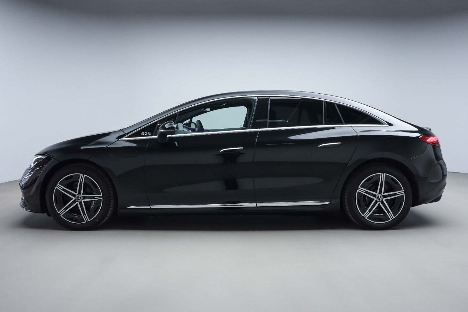 Sort Mercedes EQE350+ fra 2025