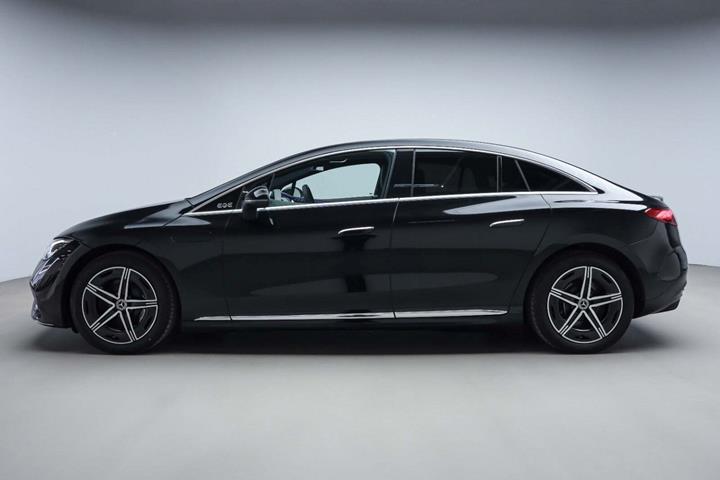 Sort Mercedes EQE350+ fra 2025