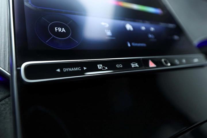 Sort Mercedes EQE350+ fra 2025