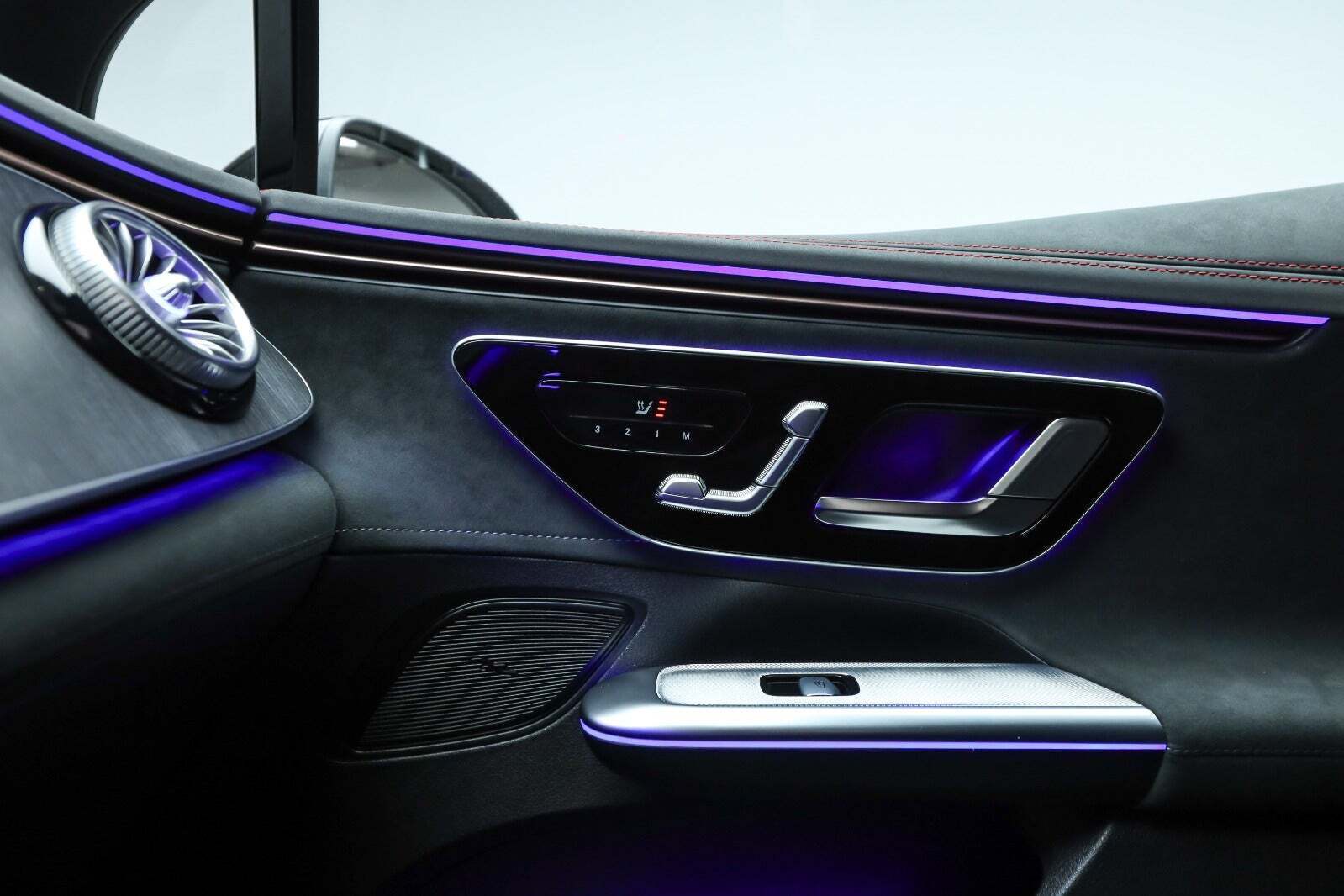 Sort Mercedes EQE350+ fra 2025