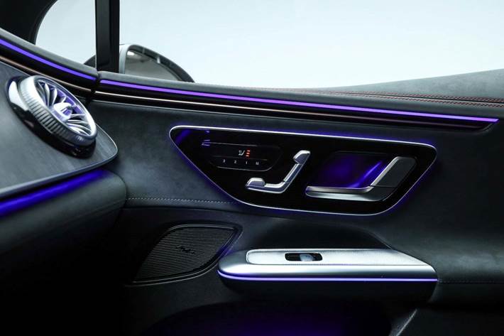 Sort Mercedes EQE350+ fra 2025