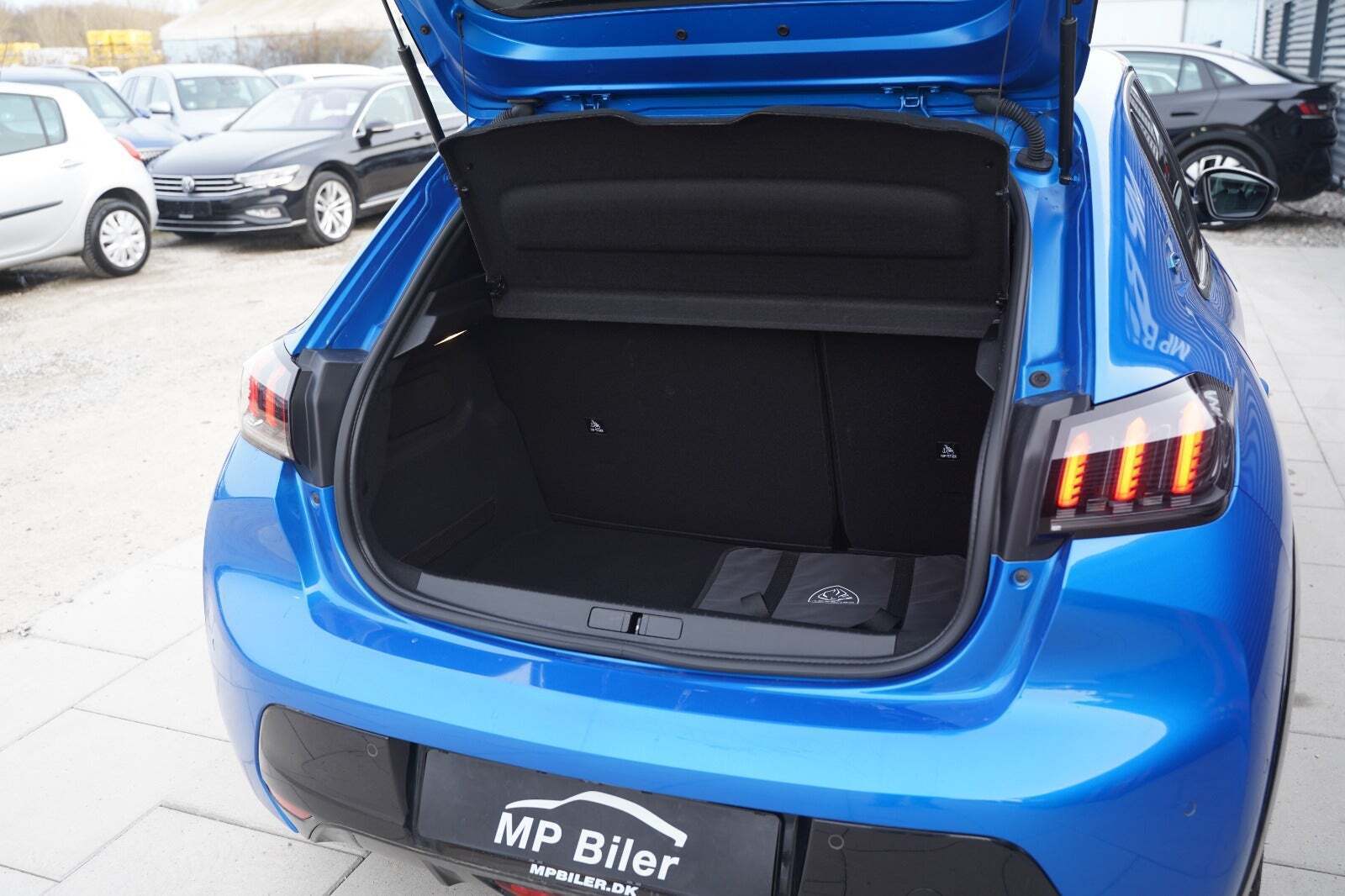 Blå Peugeot e-208 fra 2023