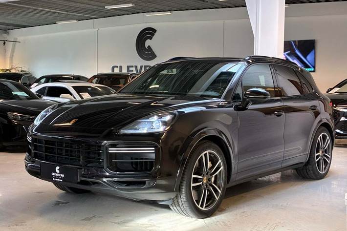 Sort Porsche Cayenne Turbo fra 2018