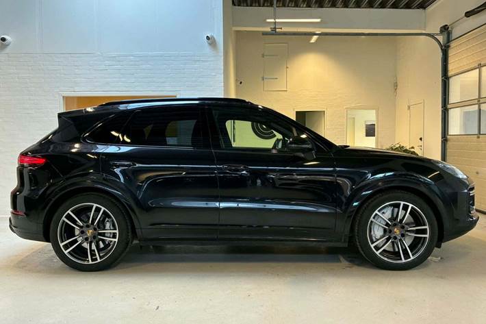 Sort Porsche Cayenne Turbo fra 2018