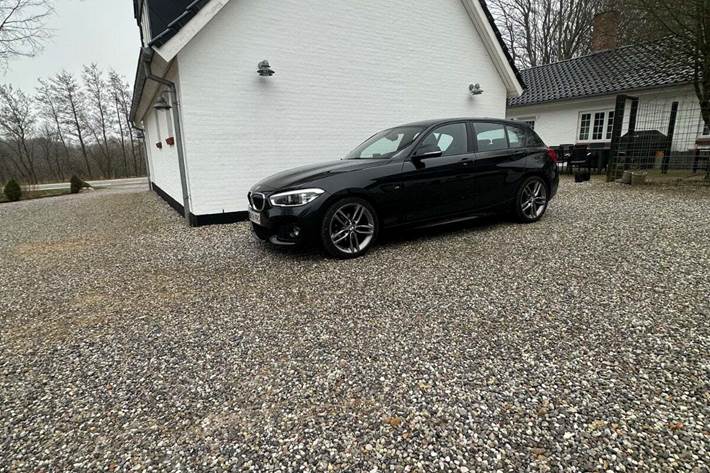 Sort BMW 118i fra 2019