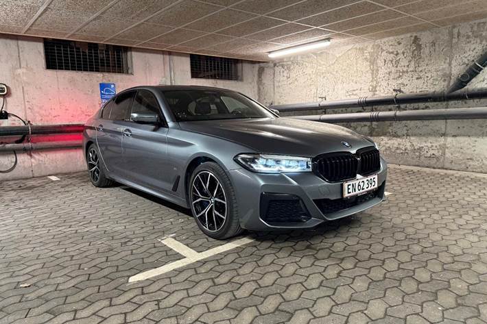 Blå BMW 530e fra 2021