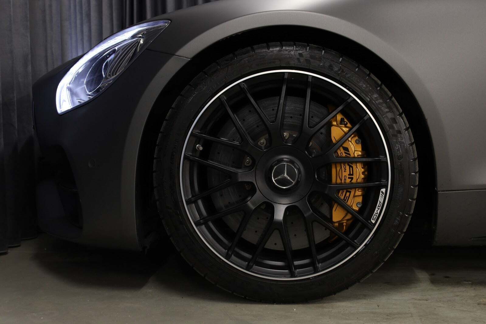 Grå Mercedes AMG GT C fra 2017 set udefra