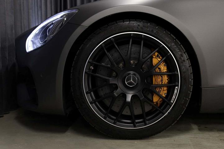 Grå Mercedes AMG GT C fra 2017 set udefra