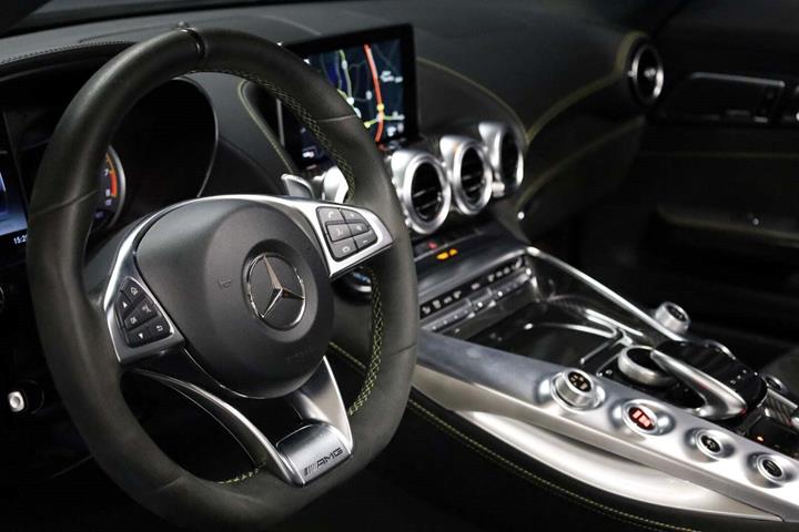 Grå Mercedes AMG GT C fra 2017