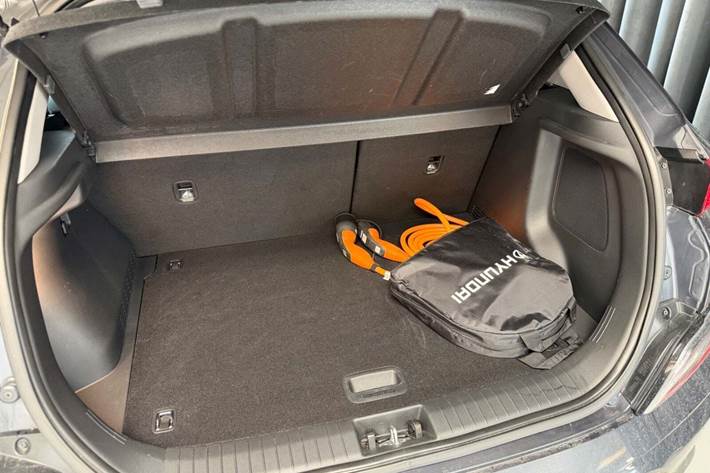 Grå Hyundai Kona fra 2022