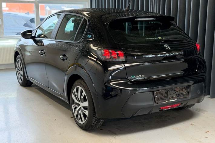 Sort Peugeot e-208 fra 2021