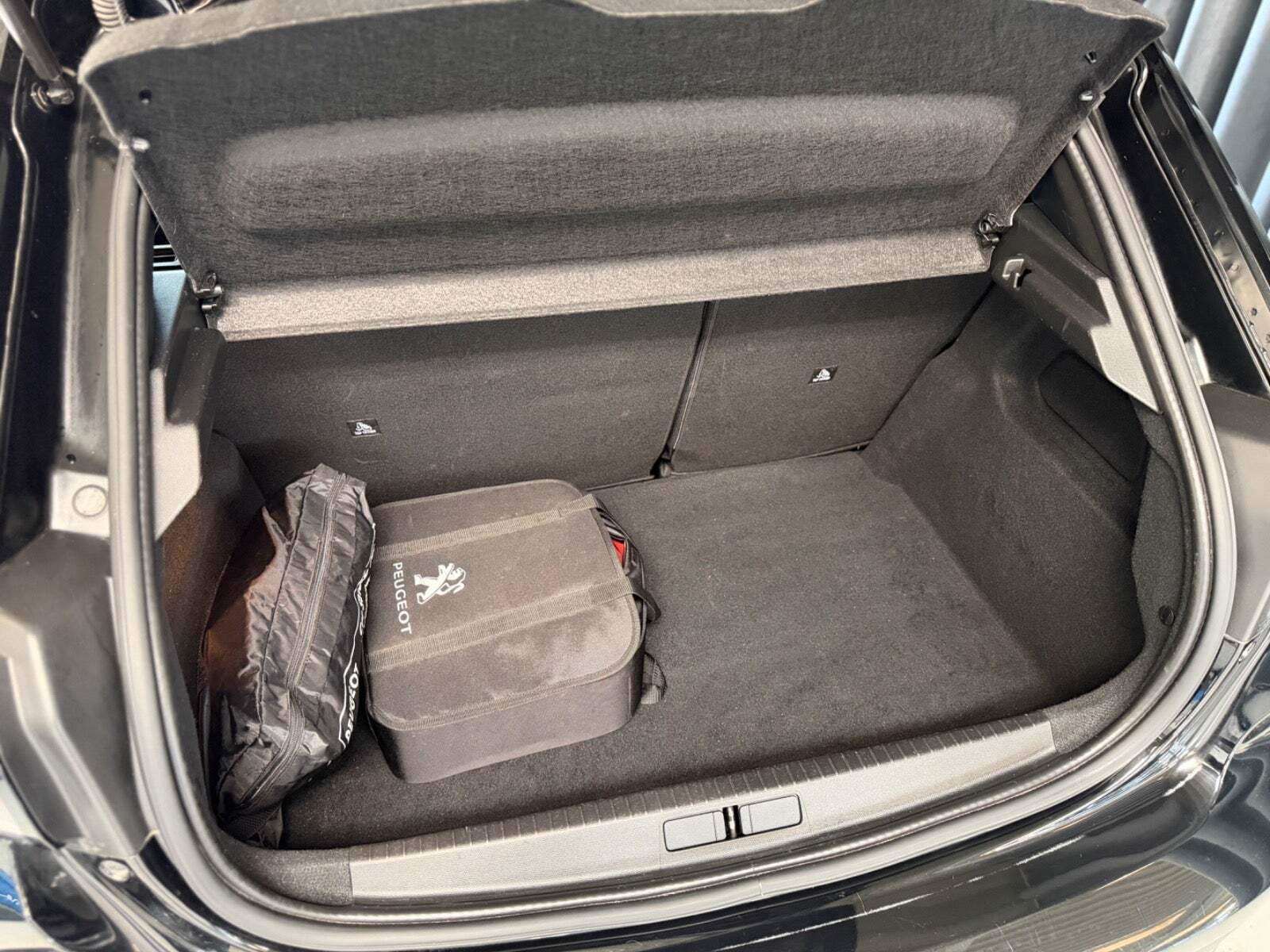 Sort Peugeot e-208 fra 2021