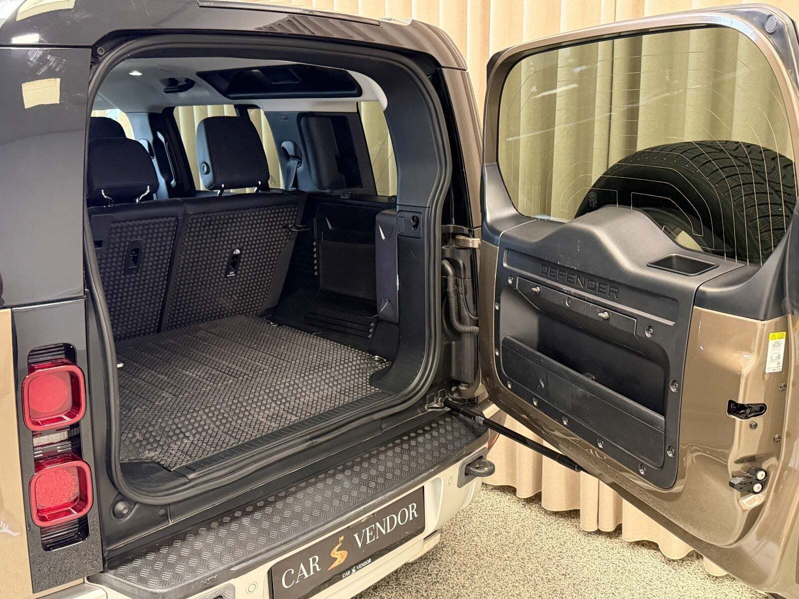 Brun Land Rover Defender 110 fra 2021