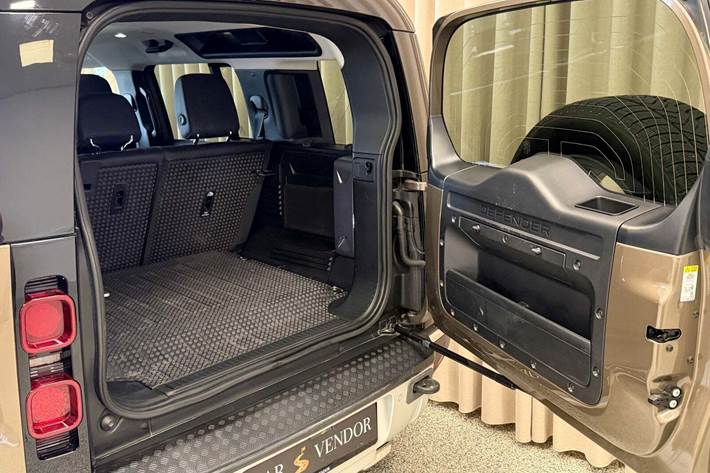 Brun Land Rover Defender 110 fra 2021