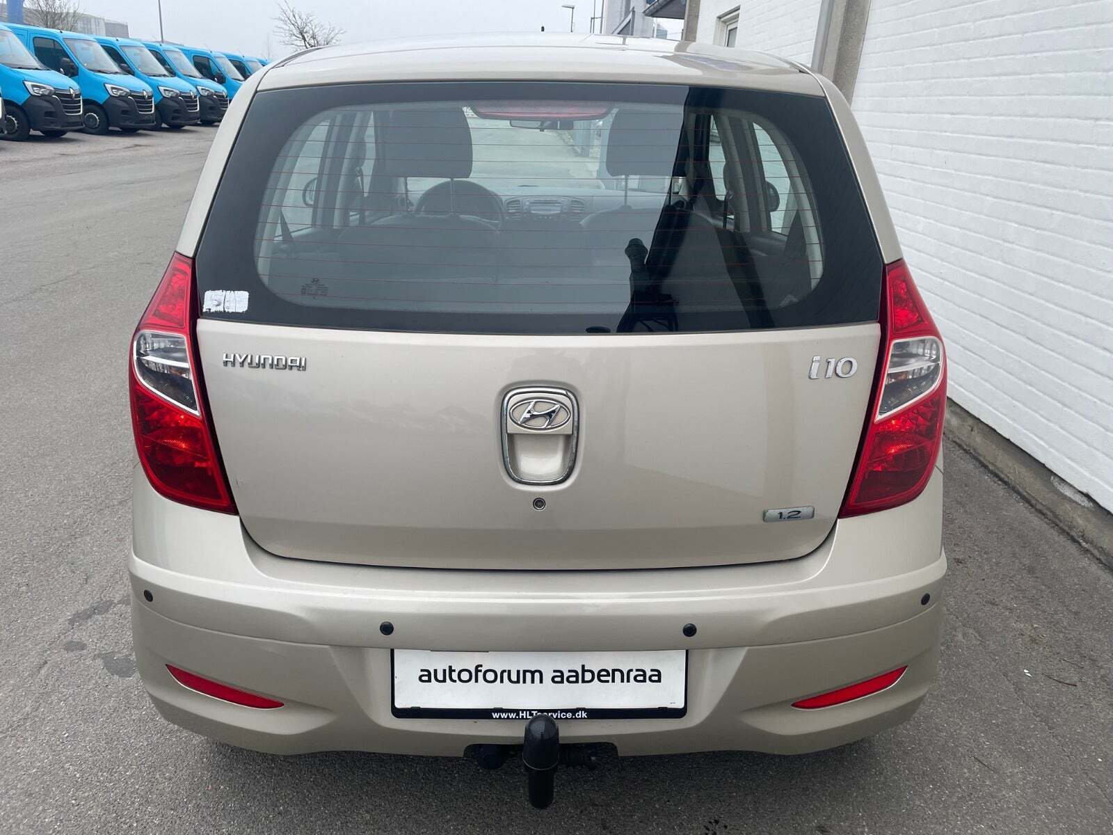 Beige Hyundai i10 fra 2013
