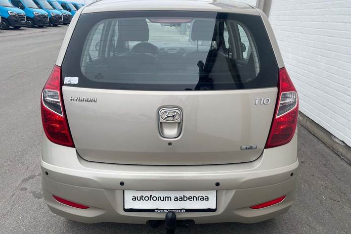 Beige Hyundai i10 fra 2013