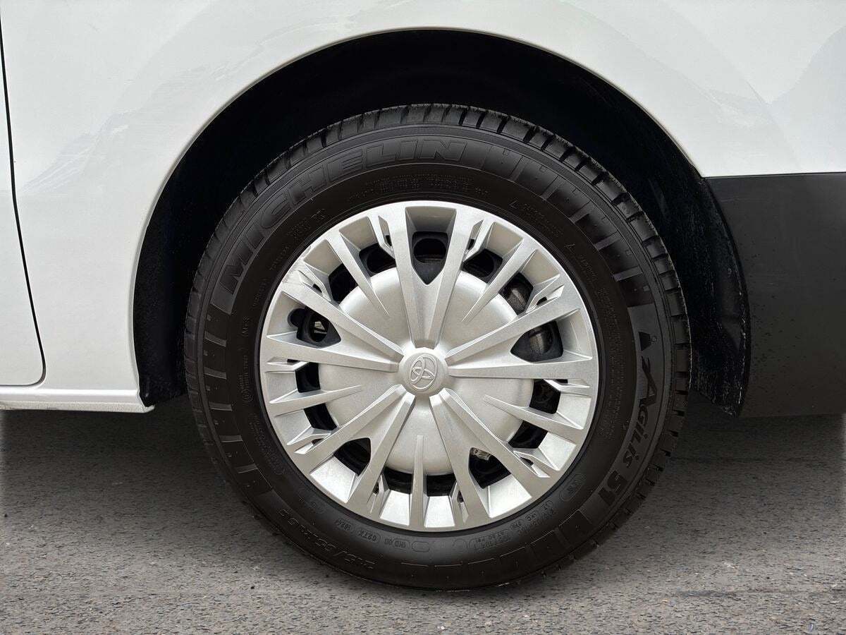 Hvid Toyota Proace Verso fra 2025