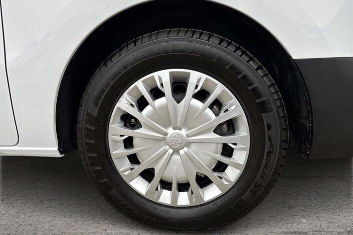 Hvid Toyota Proace Verso fra 2025