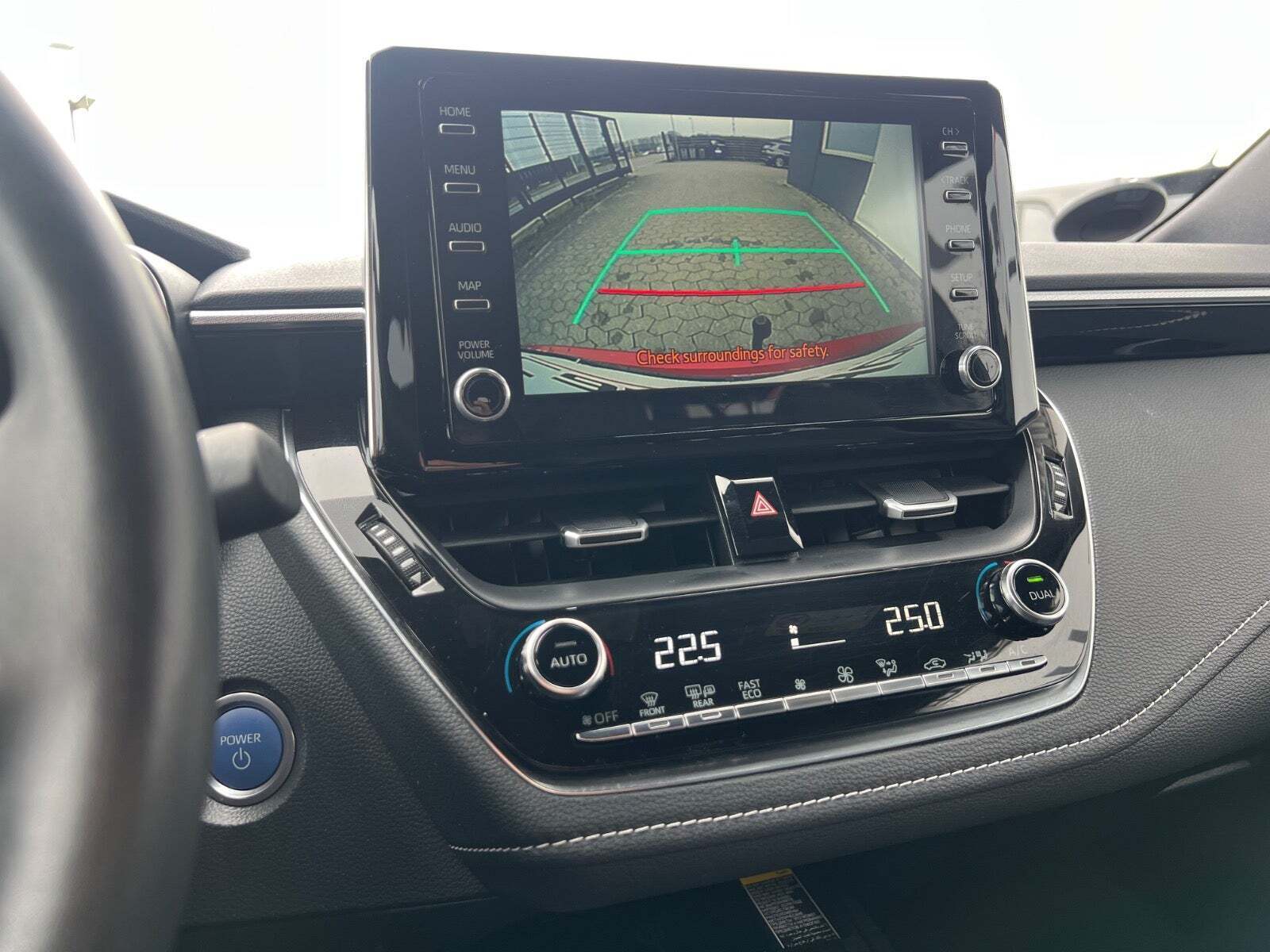 Rød Toyota Corolla fra 2021