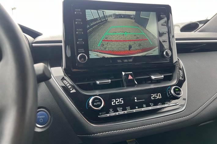 Rød Toyota Corolla fra 2021