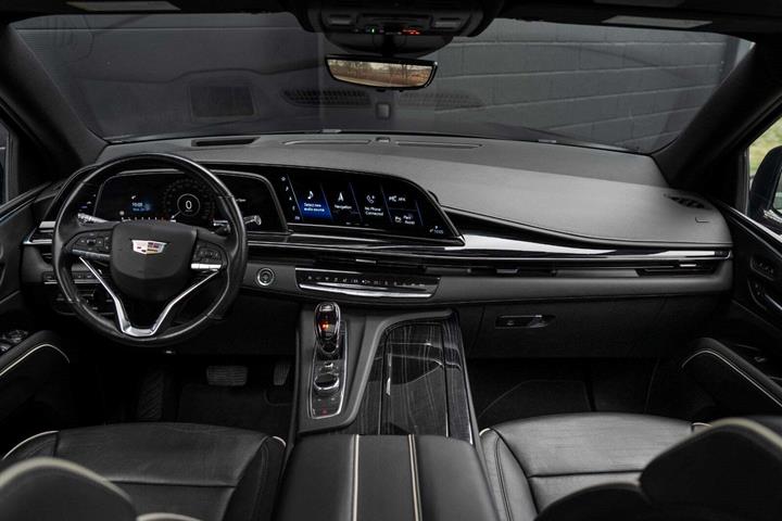 Sort Cadillac Escalade fra 2022 set indefra