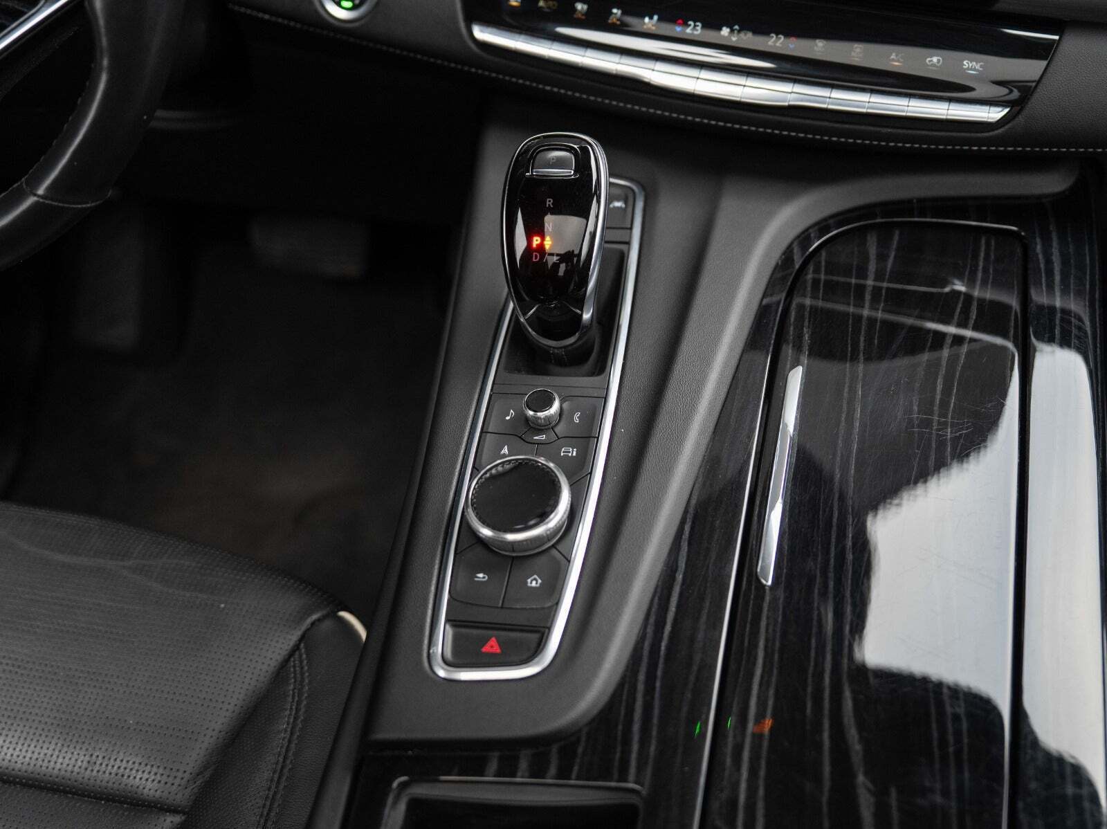 Grå Cadillac Escalade fra 2017