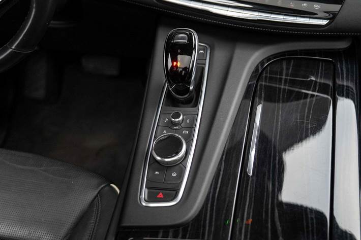 Grå Cadillac Escalade fra 2017