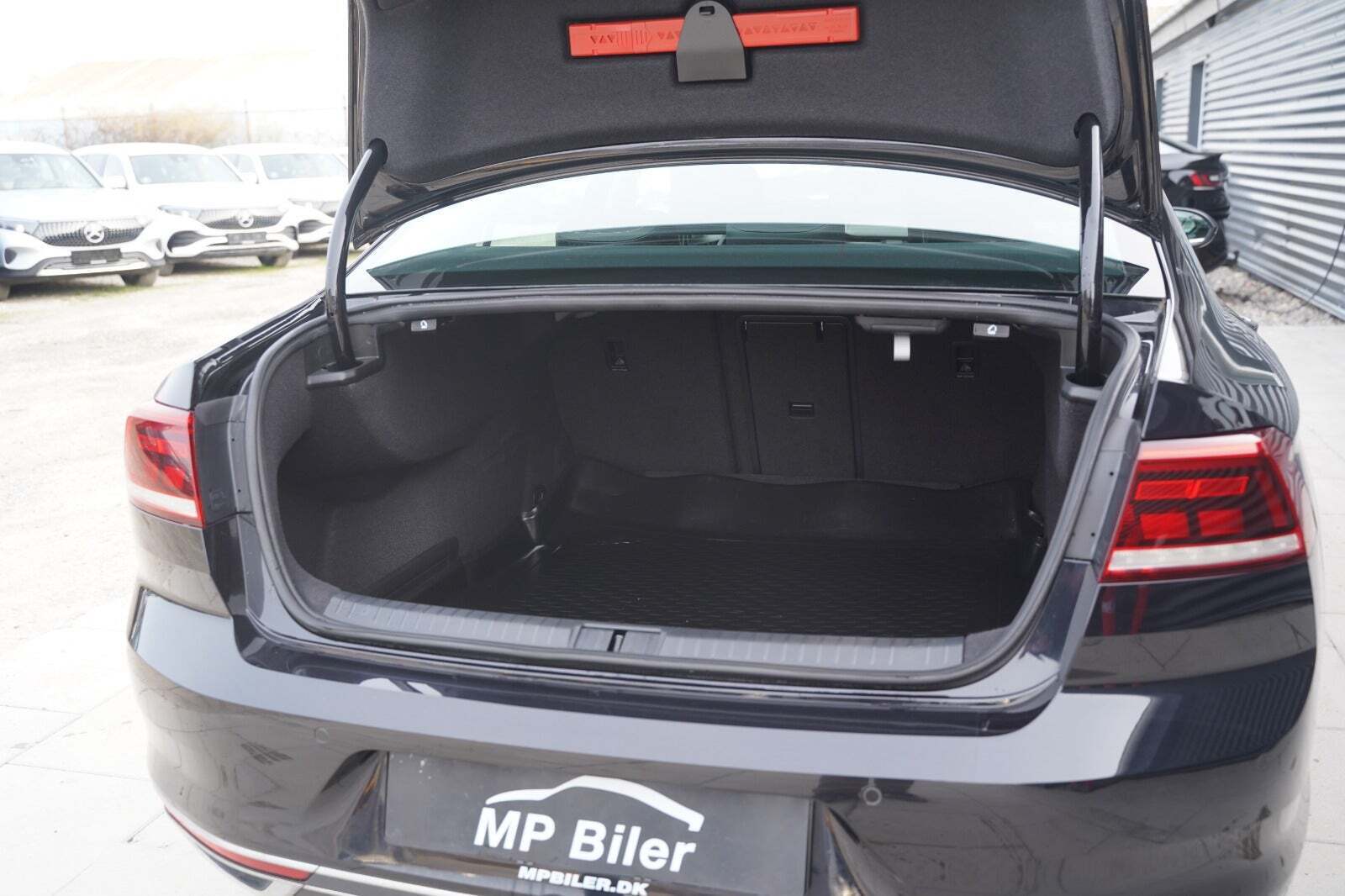 Sort VW Passat fra 2020