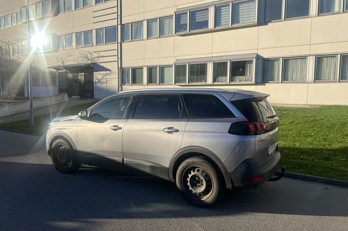 Grå Peugeot 5008 fra 2018