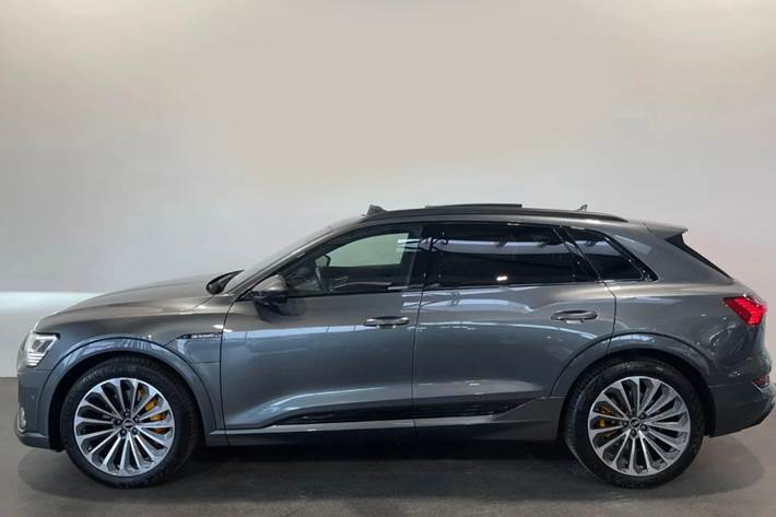 Grå Audi e-tron fra 2021