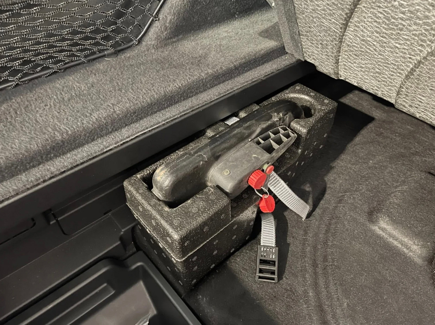 Grå Audi e-tron fra 2021