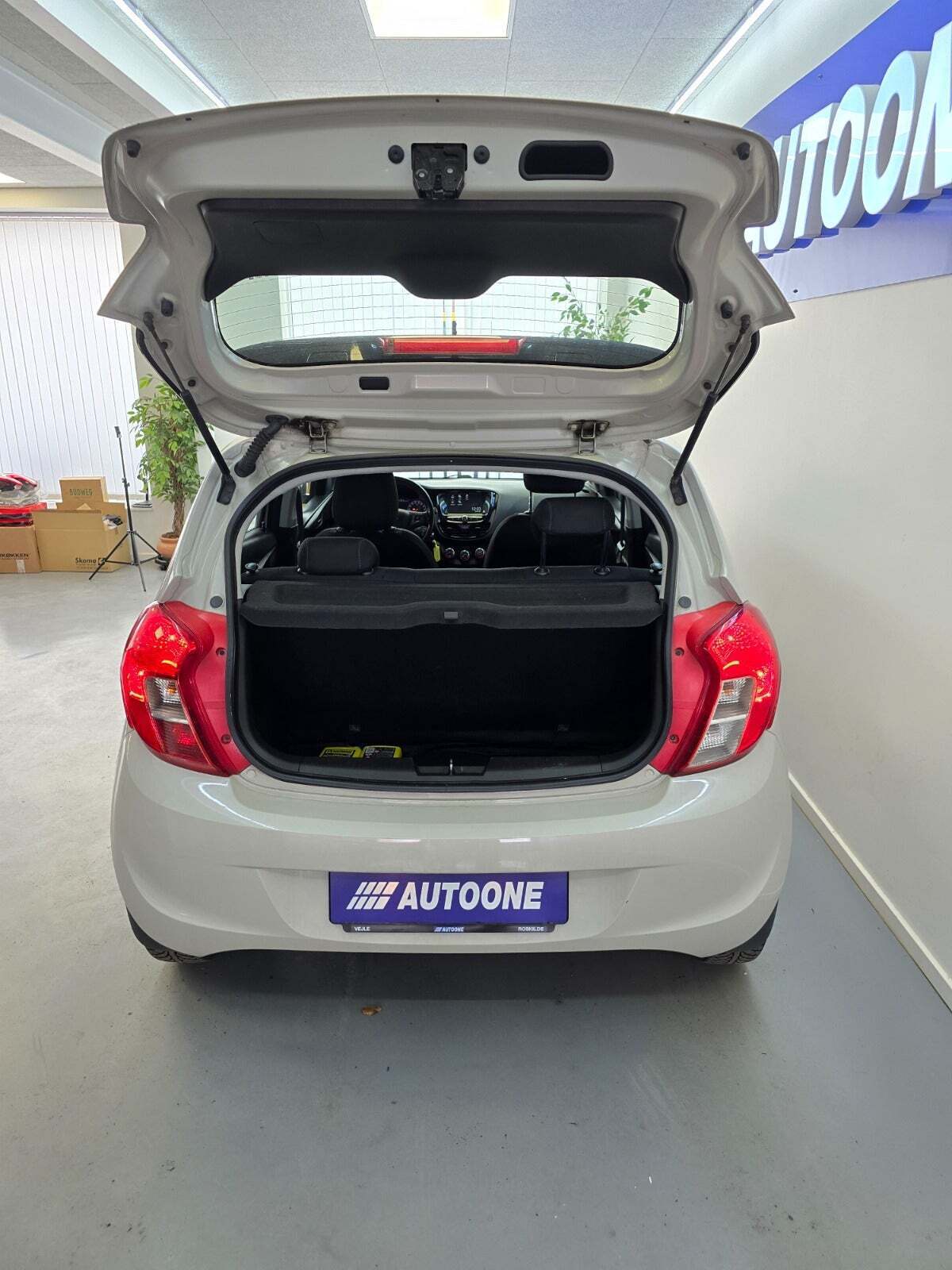 Beige Opel Karl fra 2017