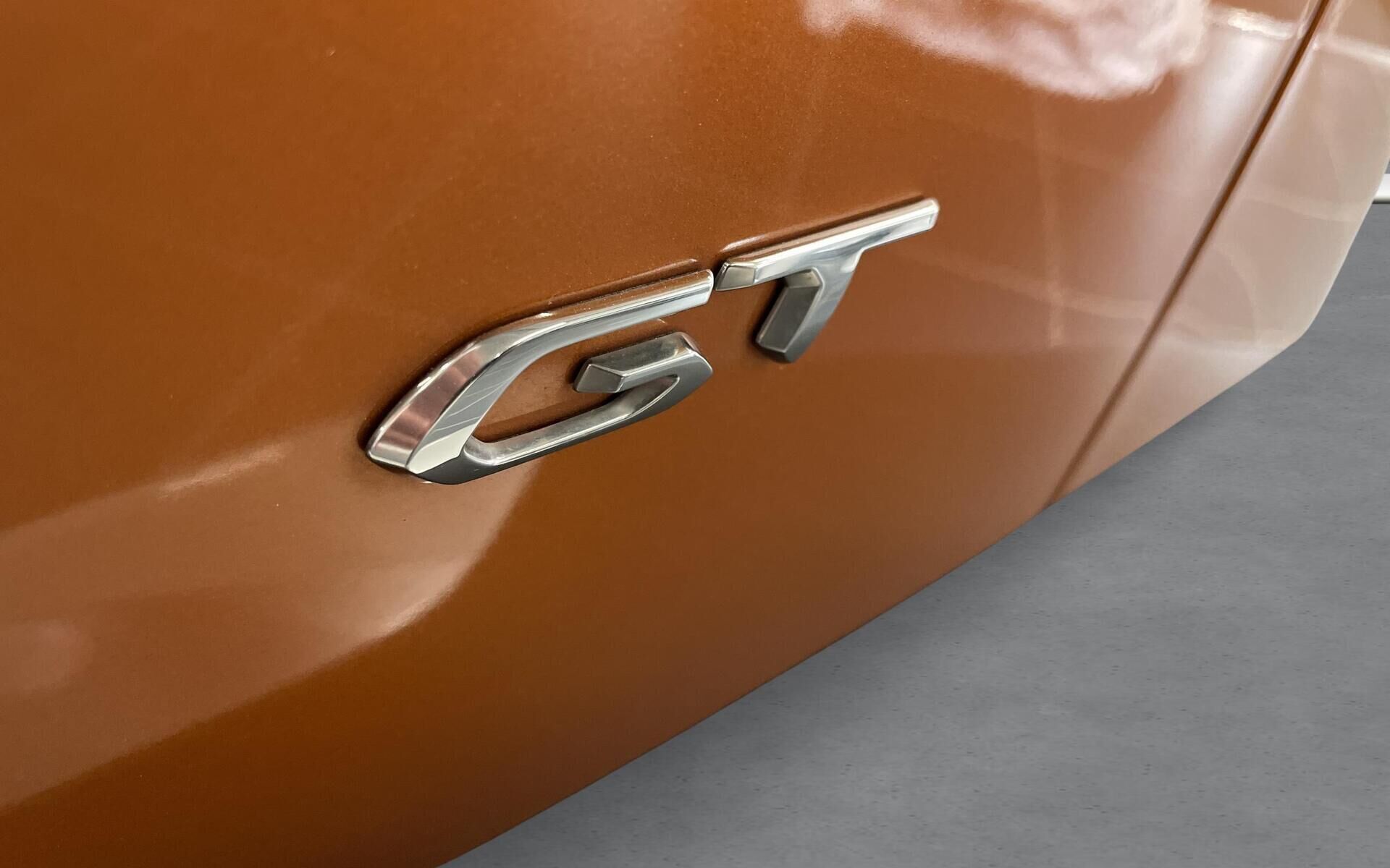 Orange Peugeot e-2008 fra 2022