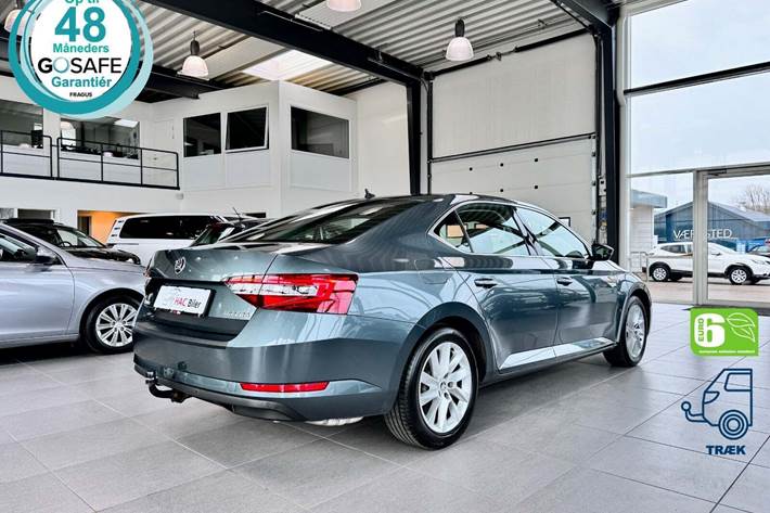 Gul Skoda Superb fra 2019